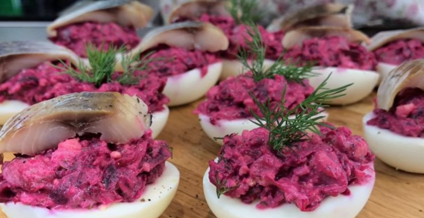 1. Этап. Закуска Ленивая шуба: 5. Украсьте широкими ломтиками рыбы и зеленью. Слегка поперчите. Приятного аппетита!