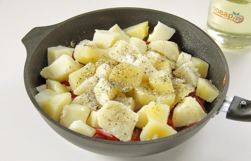 1. Этап. Картофель с копченой колбасой: В конце добавляем отварной картофель, соль и любимые специи. Хорошо все перемешиваем и выдерживаем на плите около 5 минут.