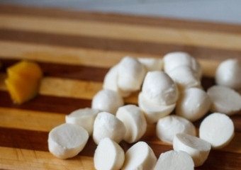 1. Этап. Салат с креветками и гранатом: Моцареллу можно использовать целыми шариками, но я порезал пополам.