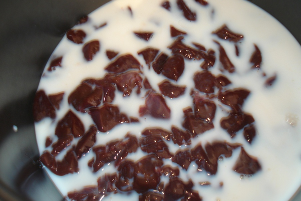 1. Этап. Печень с макаронами в мультиварке: 1. Печень тщательно моем, удаляем пленочки, режем кусочками. Складываем в чашу мультиварки. Заливаем молоком, в режиме 