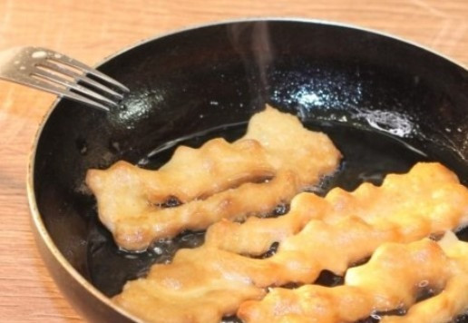 1. Этап. По мотивам кребли или вергуны: 15. Обжарьте их до золотистого цвета с двух сторон. В процессе несколько раз переверните вергуны (кребли) при помощи двух вилок.