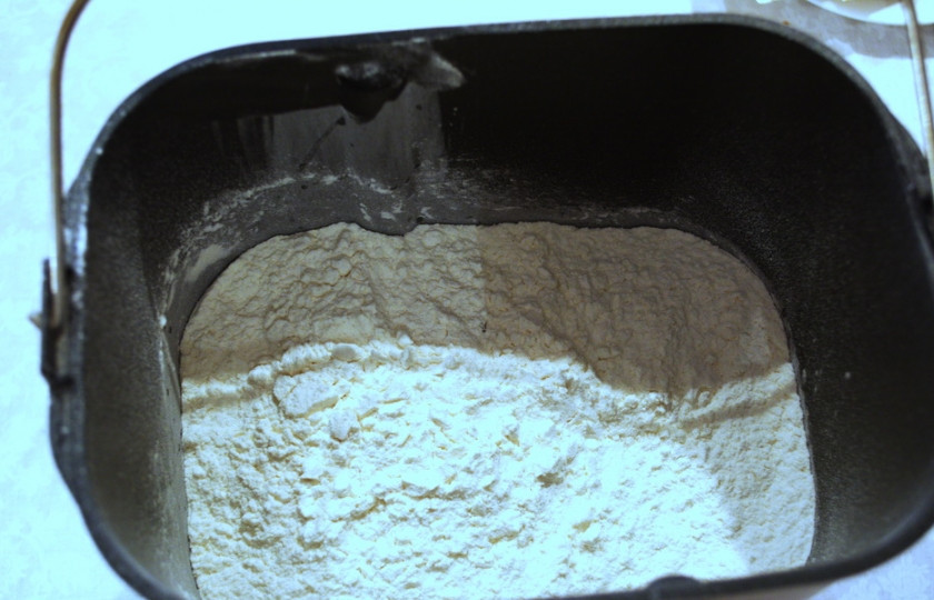 1. Этап. Печеные пирожки из дрожжевого теста: В кастрюльку хлебопечки помещаем 2 ч. ложки дрожжей, муку, соль, сахар.
