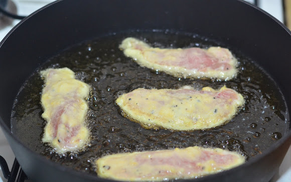 1. Этап. Куриное филе в кляре: 3. В сковороде разогреваем растительное масло на среднем огне. Каждый кусочек курицы хорошенько обмакиваем в кляр и кладем на сковороду.