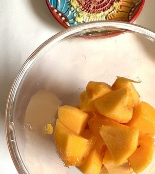 1. Этап. Смузи Зимние витамины: У меня хурма была с толстой шкурой, поэтому я её срезала. Если шкурка тонкая, можно не чистить. Нарезать помельче, поместить в высокий контейнер.