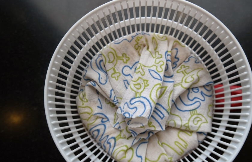 1. Этап. Творожный кулич на Пасху без выпечки: 3. Укладываем пасху в марлю, потом — в тряпочку, потом — в дуршлаг (это чтобы пасха получилась округлой), а потом — под гнет и в холодильник на сутки.