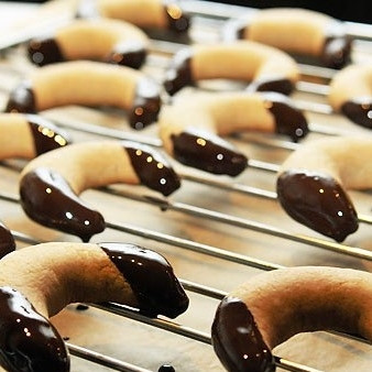 1. Этап. Медовое печенье: Концы печенья аккуратненько обмакиваем в горячую шоколадную глазурь. Выкладываем печенье на решетку, под нее подстилаем клеенку (шоколад ведь будет капать). Ставим эту решетку в холодильник. Как только шоколад застынет - печенье готово к подаче и употреблению.