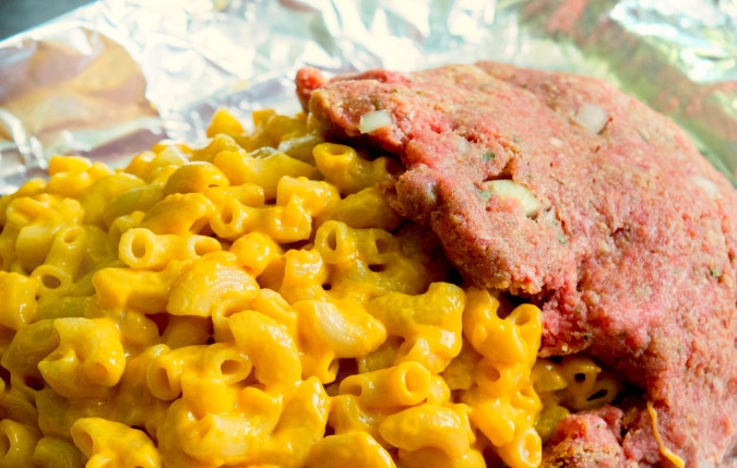 1. Этап. Мясной рулет с макаронами и сыром: 5. Далее оставшимся фаршем закройте начинку сверху и по бокам.