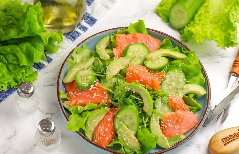 1. Этап. Салат с семгой, авокадо и огурцом: Присыпьте салат кунжутом и подайте к столу сразу же после приготовления. Приятного вам аппетита!