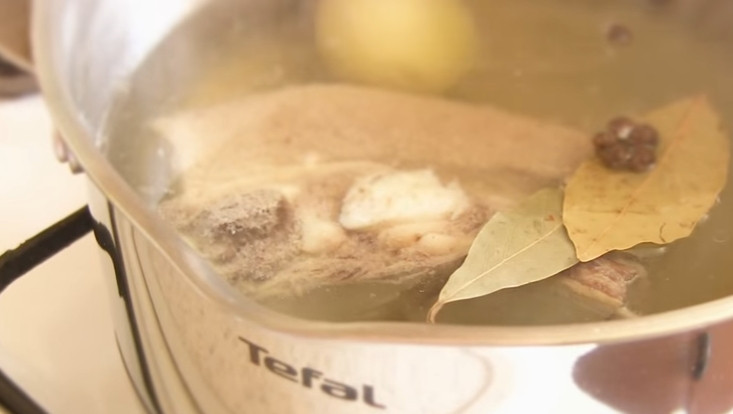 1. Этап. Солянка сборная мясная с колбасой: 2. За 10 минут до готовности добавьте лавровый лист, душистый перец. Затем выньте мясо, а бульон процедите.