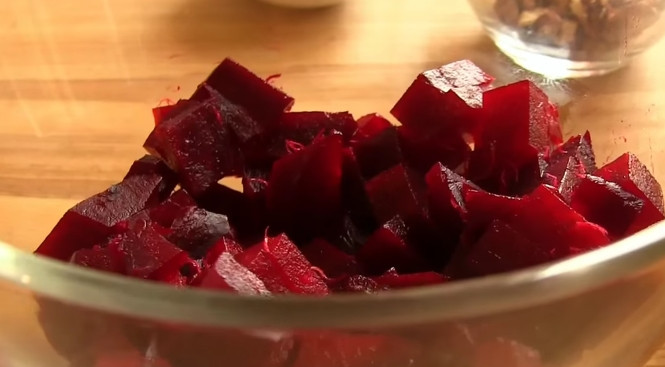 1. Этап. Диетический салат с ананасами и свеклой: 1. Отваренную свеклу очистите и нарежьте кубиками. Когда нет времени, я беру в магазине уже сваренную свеклу.