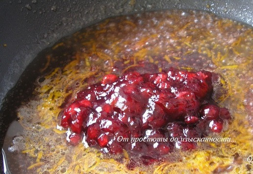 1. Этап. Блинчики с творогом, запеченные в сливках: В небольшом количестве вишневого сока разведите крахмал, смешайте с остальным соком и перелейте в сковороду, нагрейте, затем добавьте брусничный соус.