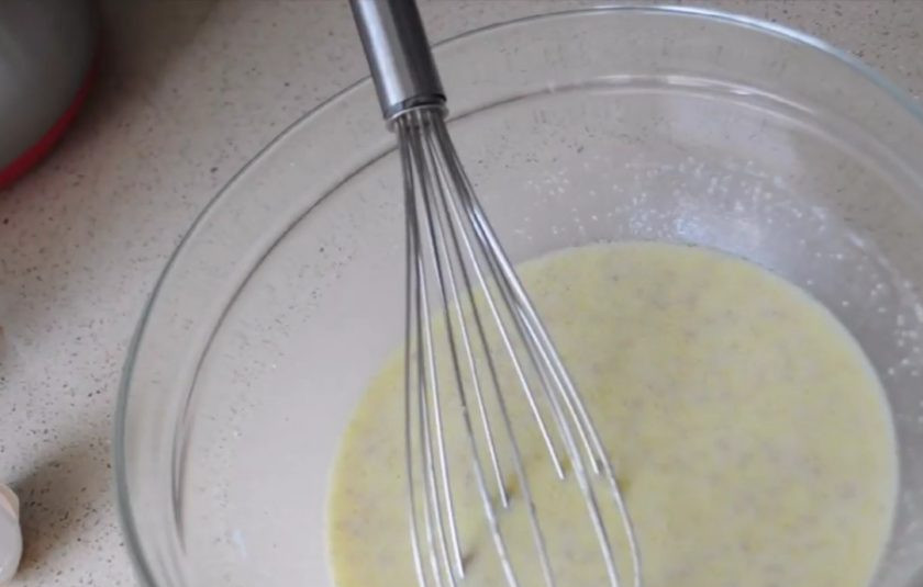 1. Этап. Пирог Крокодил: 1. Замесите тесто: взбейте венчиком яйца с молоком, добавьте масло, сахар, дрожжи и соль. Хорошо перемешайте.