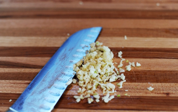1. Этап. Чесночные гренки с сыром: 1. Измельчите чеснок.