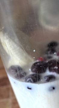 1. Этап. Смузи с овсянкой и бананом: В чашу для блендера поместить овсянку, банан, клюкву и молоко.