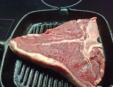 1. Этап. Стейк (T-Вone steak): 2. На раскаленной сковороде жарим стейк. Жарим минуты три с обеих сторон.