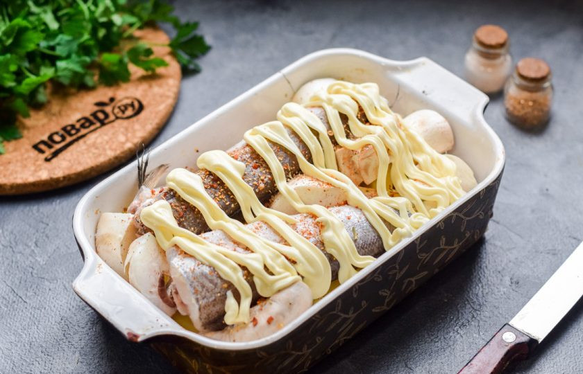 1. Этап. Рыба запеченная с грибами и картофелем: Смажьте рыбу майонезом, запечатайте фольгой. Запекайте 50 минут.