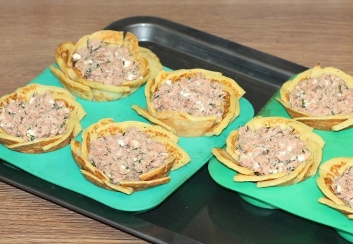 1. Этап. Блинные корзиночки с начинкой из тунца: 12. Раскладываем начинку. Разогреваем духовку до t 190 С.