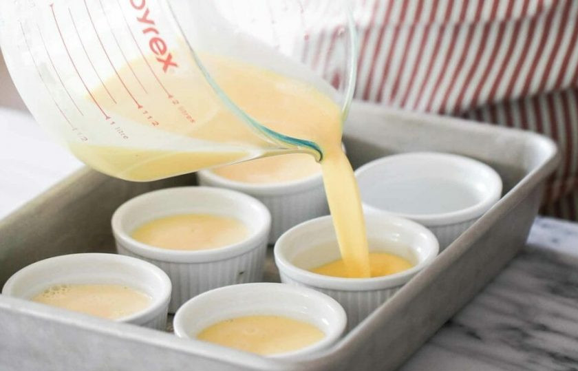 1. Этап. Классический десерт Крем-брюле: 7. Распределите приготовленную смесь по пиалкам, заполнив их на ¾.