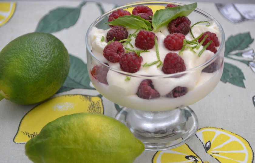 1. Этап. Лимонное парфе: Лимонное парфе со свежей малиной — необыкновенно вкусный десерт, освещающий, без лишней сладости, просто наслаждение.