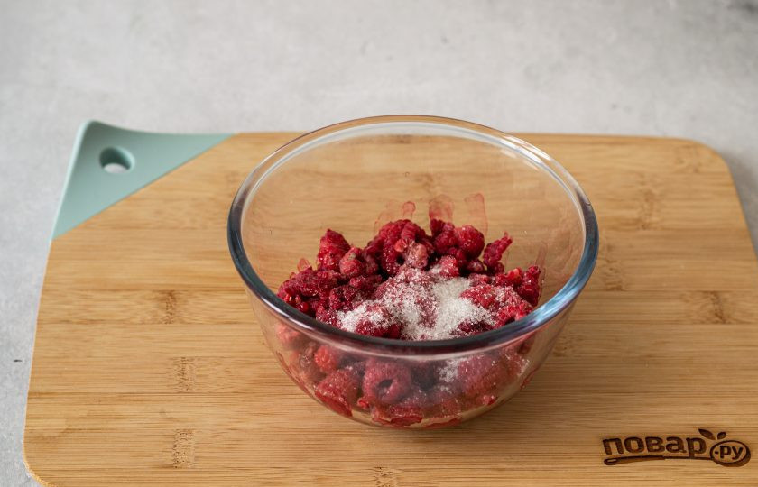 1. Этап. Малиновый соус к мясу: Смешайте малину с сахаром, оставьте на 15 минут. Если используете замороженную ягоду, то подождите чуть дольше, чтобы она пустила сок.