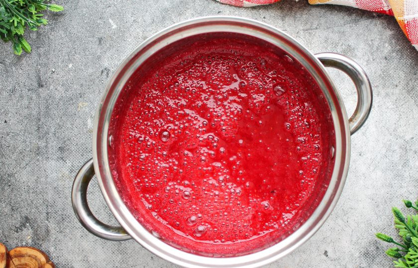 1. Этап. Джем из красной смородины с пектином: Снимите кастрюлю с огня и аккуратно пробейте все погружным блендером. При желании массу можно протереть через сито. Верните джем на огонь и доведите до кипения. Остатки сахара смешайте с пектином и введите все в джем, рассыпая веером и сразу перемешивая. Варите в течение 5 минут после закипания.