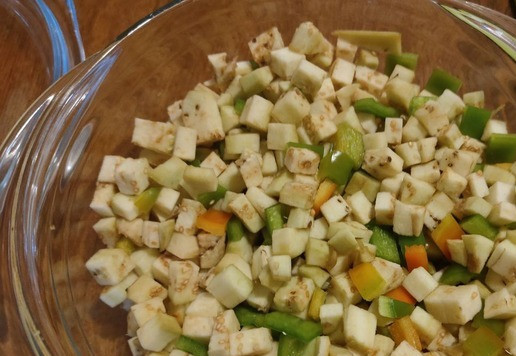 1. Этап. Жареная капуста с баклажанами и перцем: Нарезанный перец отправляем к баклажанам и хорошо перемешиваем.