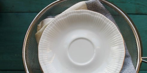 1. Этап. Домашний сыр Маскарпоне: На ткань поставьте тарелку и груз. Уберите миску в холодильник на 12 часов.