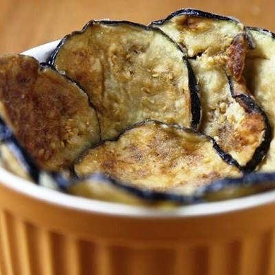 1. Этап. Запеканка из баклажанов: Берем 4 порционных формочки, каждую из которых слегка смазываем растительным маслом. Затем выкладываем внахлест в каждую формочку ломтики баклажанов, чтобы сформировалась своеобразная 