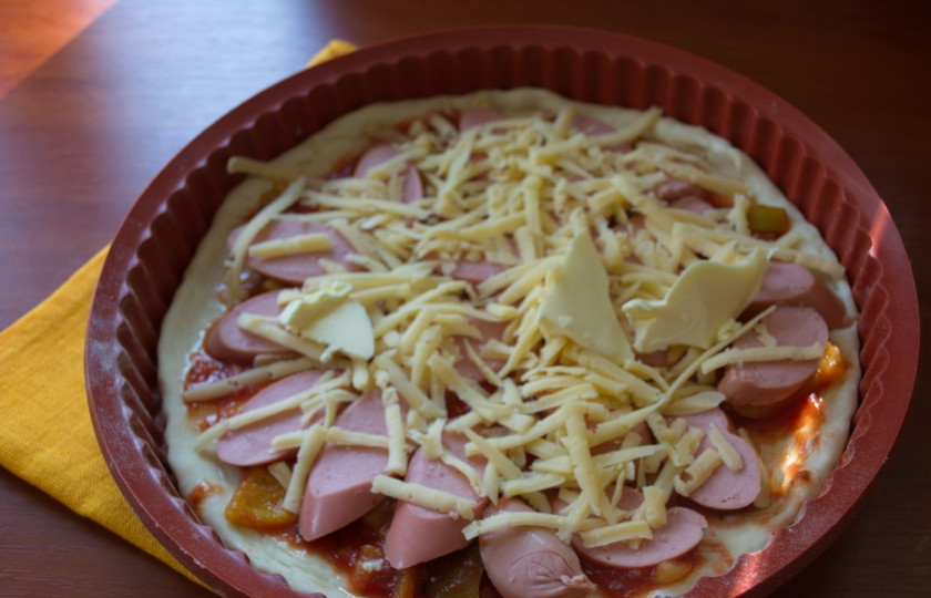 1. Этап. Пицца с сосисками: Натрите на терке твердый сыр. Выложите поверх начинки. Посыпьте пиццу специями. Не знаю как ваши, а мои специи к пицце очень крупные. В готовой пицце попадаются и не очень приятно так кушать. Я предпочитаю их молоть в кофемолке до состояния порошка. Тогда ничто не мешает наслаждаться вкусной пиццей.