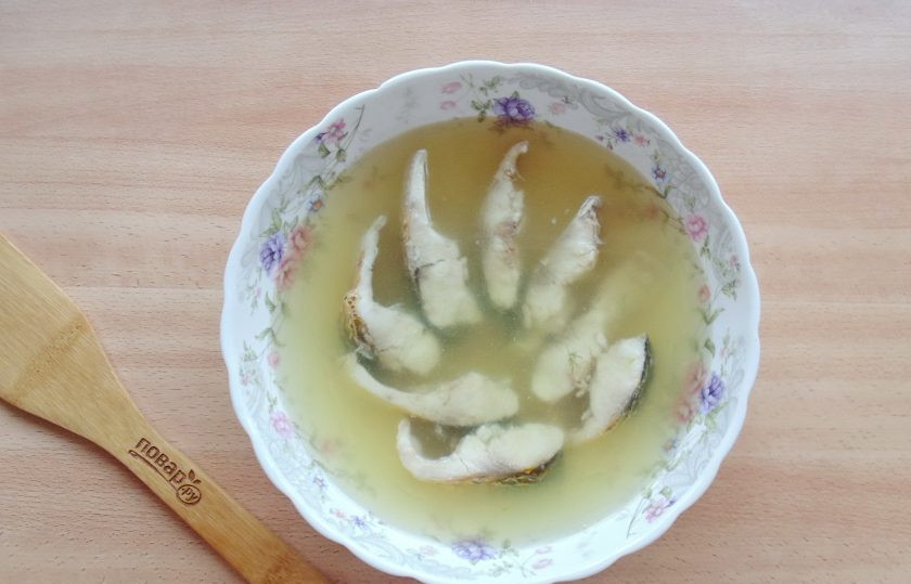 1. Этап. Заливное из пеленгаса: Залейте рыбным бульоном.