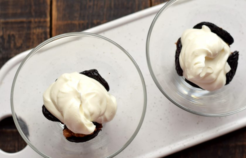 1. Этап. Чернослив с грецким орехом в сливках: Сверху выложите несколько столовых ложек сладких сливок.