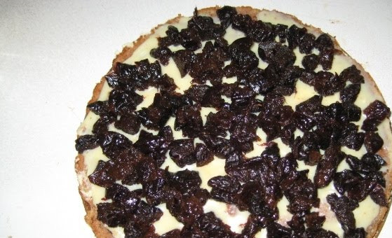 1. Этап. Торт Италия: 2. Чернослив обдать кипятком и нарезать небольшими кусочками. Выложить на корж. При желании чернослив можно заменить сушеными ягодами, только желательно довольно кислыми. Идеальным вариантом будет клюква или вишня.