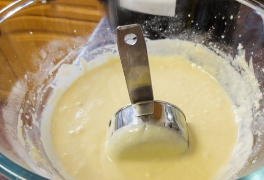 1. Этап. Вафельные коржи для торта: 2. Разогреете как следует вафельницу. Ложкой наберите тесто.