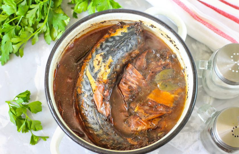 1. Этап. Скумбрия в луковой шелухе и чайной заварке: Готовое блюдо приобретет красочный цвет и яркий аромат.