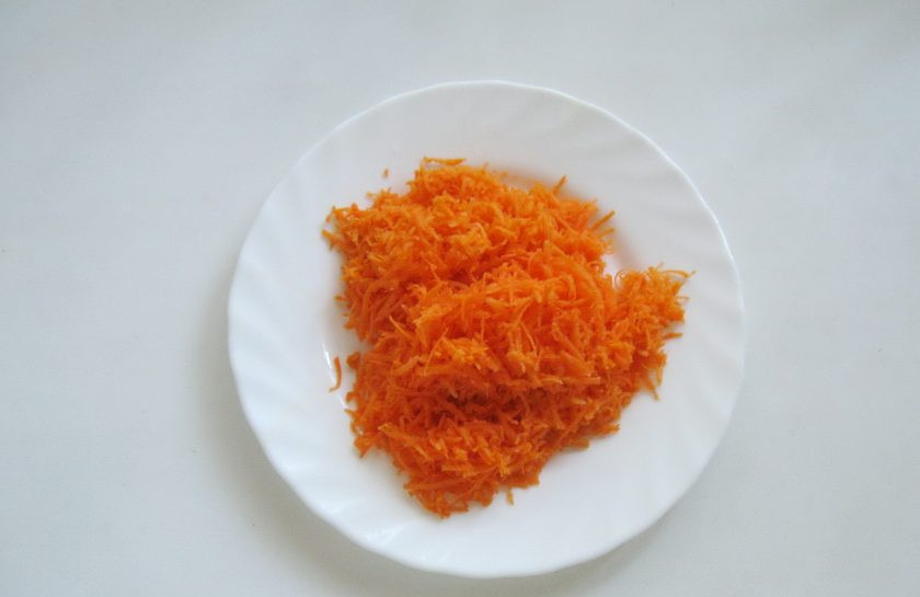 1. Этап. Башенки из кабачков и баклажанов: Морковь очистите, помойте и натрите на терке.