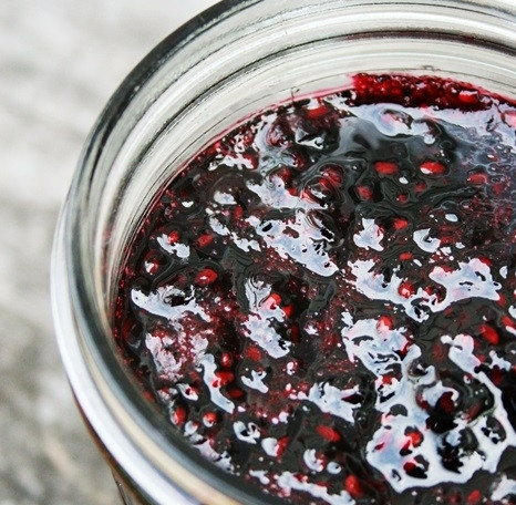 1. Этап. Заготовка варенья из ежевики на зиму: Простерилизуйте банки и выложите кипящее варенье, затем закупорьте и оставьте до остывания при комнатной температуре. Храните готовое варенье в холодильнике.