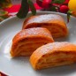 Простой яблочный рулет В теплое молоко раскрошить дрожжи, добавить ложку сахара и две ложки муки, размешать, поставить в теплое место. Смешать пшеничную муку с цельнозерновой, в середину разбить яйцо, слегка замешать. Добавить остальной сахар, соль, лимонный сок и растопленное масло, премешать ложкой. Тем временем дрожжи образовали пузырчатую шапочку, вылить их к муке. Перемешать. На стол насыпать немного муки и замесить тесто. Оно должно лишь слегка липнуть к рукам. По мере необходимости добавить еще немного муки. Тесто сложить в миску, накрыть полотенцем и поставить в теплое место. Для ускорения процесса я две минуты разогреваю микроволновку, выключаю ее и ставлю в нее миску с тестом. Таким образом тесто подходит быстро. Тем временем очистить яблоки, вырезать серединку и сложить их в миску с холодной водой и соком половины лимона, чтобы они не потемнели в ожидании подъема теста. Тесто готово. Разделить тесто на две части. Яблоки натереть на грубой терке. Если они дают много сока, слегка отжать. Одну половину теста раскатать в пласт толщиной около 1 см. С помощью кисточки смазать растопленным маслом и посыпать сахаром. Разложить половину яблок, по краям оставить немного свободного места. Если яблоки кислые, сахару добавьте побольше. Сверху посыпать корицей. Рулет свернуть, края залепить и положить швом вниз на противень, застеленный бумагой для. То же самое проделать со второй половиной теста. Противень с рулетами поставить в разогретую духовку и выпекать при температуре 180 градусов 15 минут. Затем смазать их маслом и допекать до готовности и золотистого цвета еще минут 10-15, смотрите по своей духовке. Готовые рулеты вынуть из духовки, сбрызнуть водой и накрыть полотенцем на 15 минут. Я делаю это для смягчения корочки и большей мягкости теста. Потом рулеты можно нарезать и подавать на стол, слегка посыпав их сахарной пудрой. Приятного аппетита!
