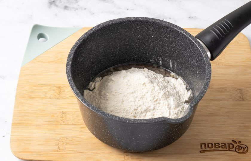 1. Этап. Веганское печенье с корицей: Отдельно смешайте разрыхлитель и муку. Затем порционно начните добавлять смесь в сотейник.