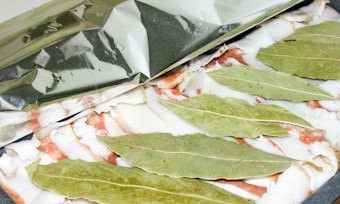 1. Этап. Паштет из куриной печени в духовке: Закройте форму фольгой. Поставьте её в посуду для запекания объемом побольше. В нее влейте 2-3 см воды. Уберите блюдо в разогретую до 190 градусов духовку на 2 часа.