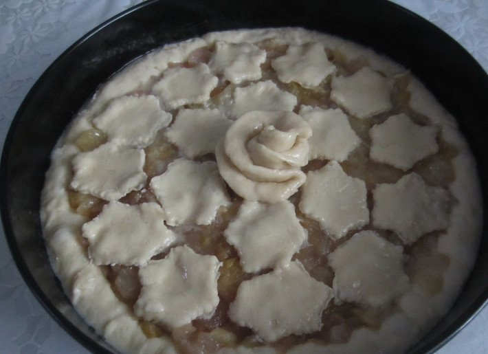 1. Этап. Дрожжевой яблочный пирог: Из оставшегося теста сформируйте фигурные украшения. Оставьте будущий пирог в теплом месте на 30 минут. Смажьте верхушку яйцом. Теперь можно отправлять пирог в духовку на 45 минут, температура — 180 градусов.