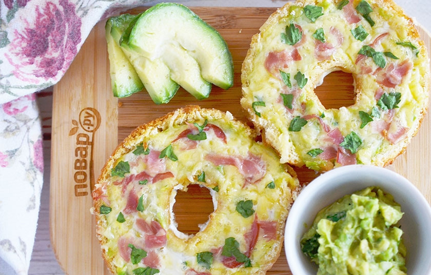 1. Этап. Фаршированные пончики на завтрак: Запекайте в разогретой до 180 градусов духовке до готовности яиц. Около 20 минут. Приятного аппетита!