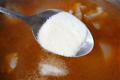 1. Этап. Манный суп: Добавляем соль и паприку. Доводим до кипения и понемногу всыпаем манку, все время помешивая суп. Варим минут 5 после закипания.