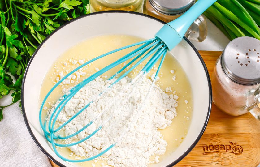 1. Этап. Блинчики с кальмарами: Влейте 1,5 стакана молока любой жирности, еще раз взбейте. Всыпьте 5 ст.л. пшеничной муки, взбейте.