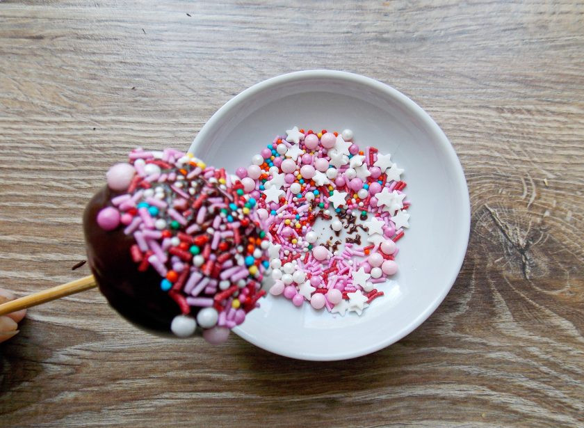 1. Этап. Кейк попсы из печенья: И сразу окуните верхушки в кондитерскую посыпку.