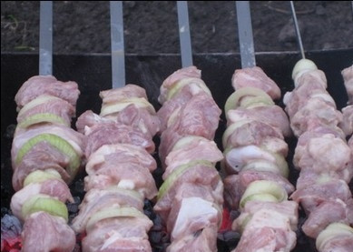 1. Этап. Шашлык на кефире: Мясо нанижите на шампуры.