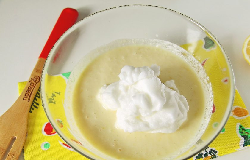 1. Этап. Лимонный пирог от Юлии Высоцкой: Перемешайте. Отдельно взбейте белки с щепоткой соли до устойчивых пиков. Сначала добавьте в тесто 1/3 белков, перемешайте и добавьте остальную белковую массу. Перемешайте тесто аккуратно, движениями сверху вниз.