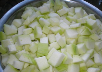 1. Этап. Кабачковое рагу на зиму: Кабачки почистить и порезать.