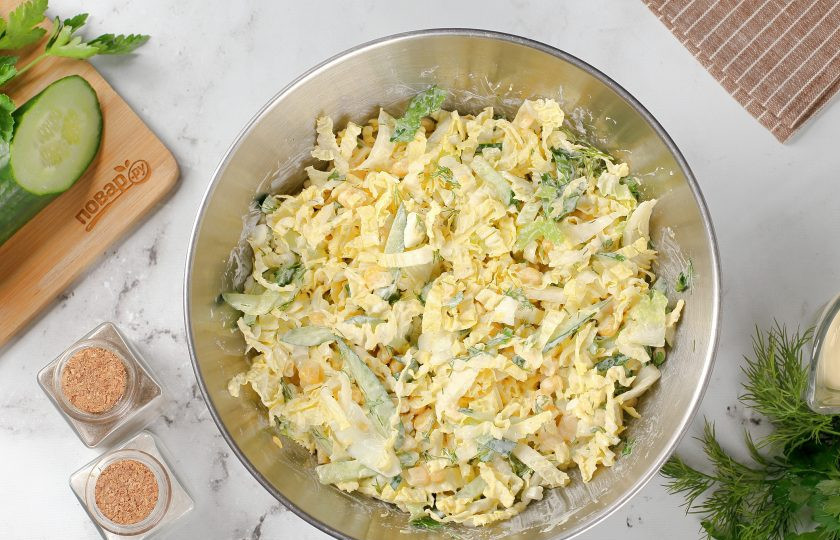 1. Этап. Салат с пекинской капустой, кукурузой и яйцом: Салат посолите и поперчите, добавьте майонез или сметану и хорошо перемешайте. Салат с пекинской капустой, кукурузой и яйцом готов.