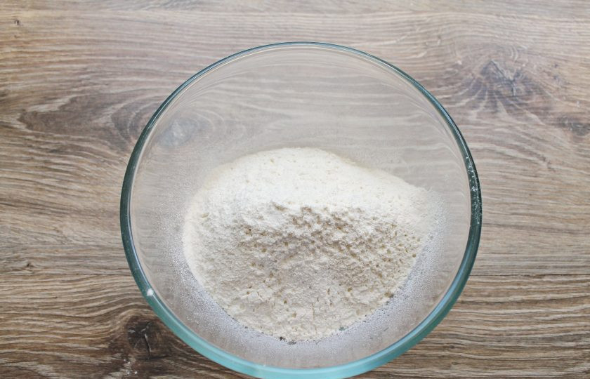 1. Этап. Сырные булочки без дрожжей: Смешайте муку с разрыхлителем и просейте все через мелкое сито в миску.