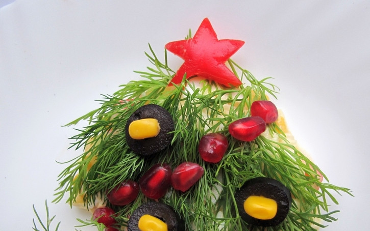 1. Этап. Салат Новогодняя елка: Украсить елочку можно зернами граната, кукурузой и оливками. Из болгарского перца вырезаем звездочку.